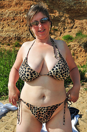 Older women in bikini 2 (Most saggy tits),