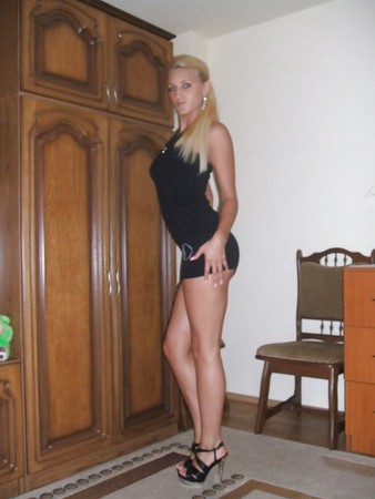 amateur blond babe with sexy legs