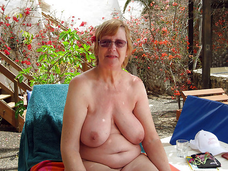 Mature women with saggy tits 32.