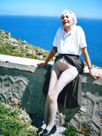 les salopes ( granny showing pussy )
