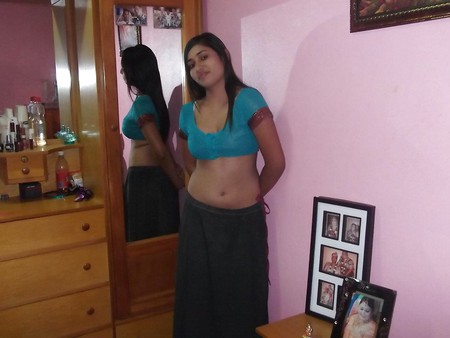 SEXY INDIAN TEEN SHARING PICTURES TO BF (UNSEEN) SMOKING HOT