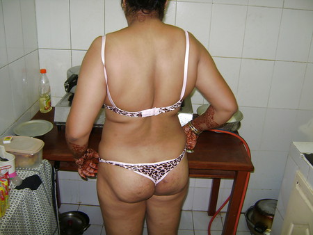 indian aunty saree striping 4